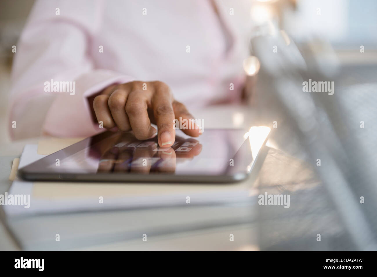 Mittleren Bereich der Frau mit digital-Tablette Stockfoto
