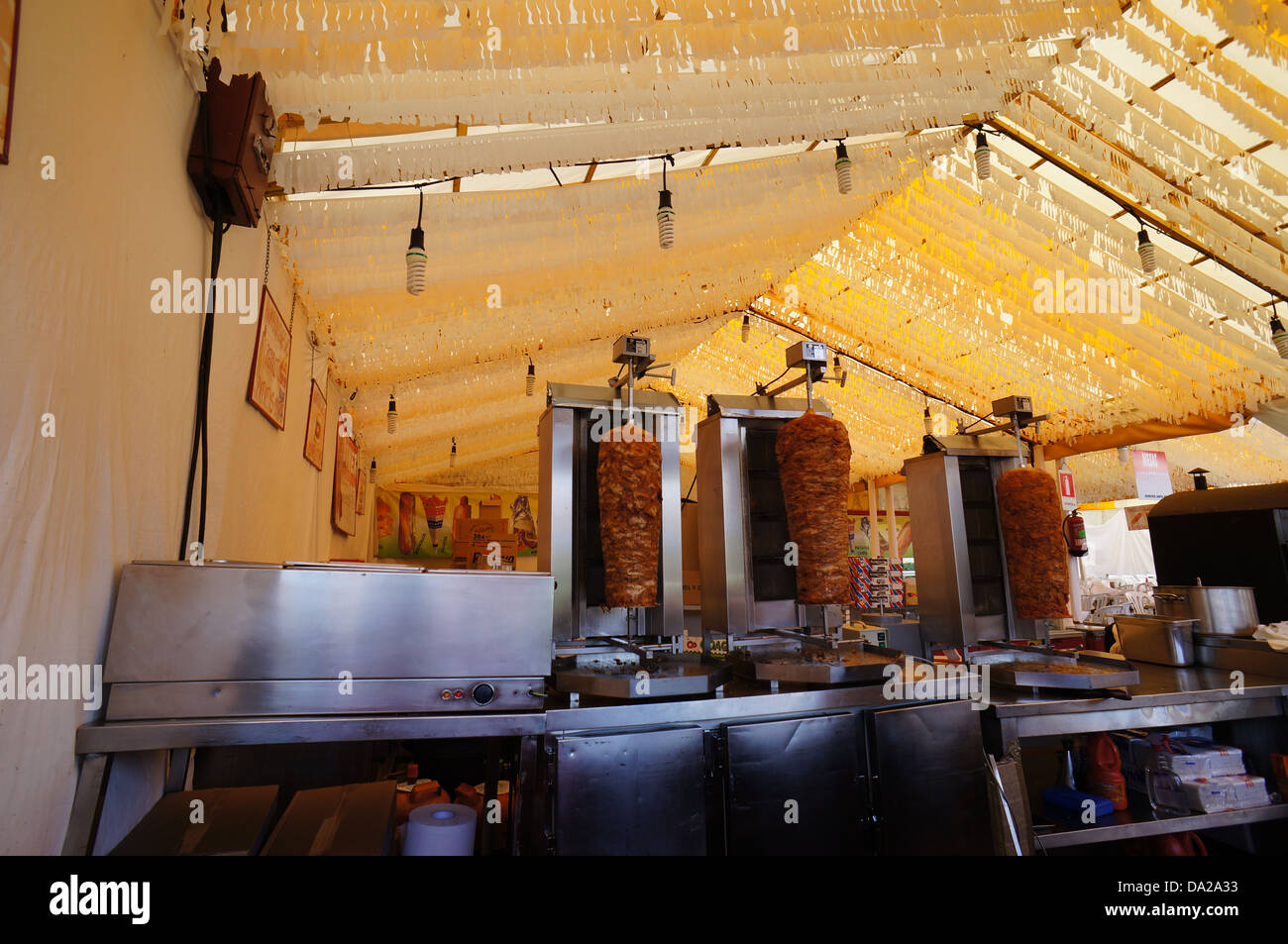 Die Feria de Abril von Sevilla (Feria de Abril de Sevilla), Essen, Döner, Sevillas Festplatz am April 2013 in Sevilla, Spanien Stockfoto