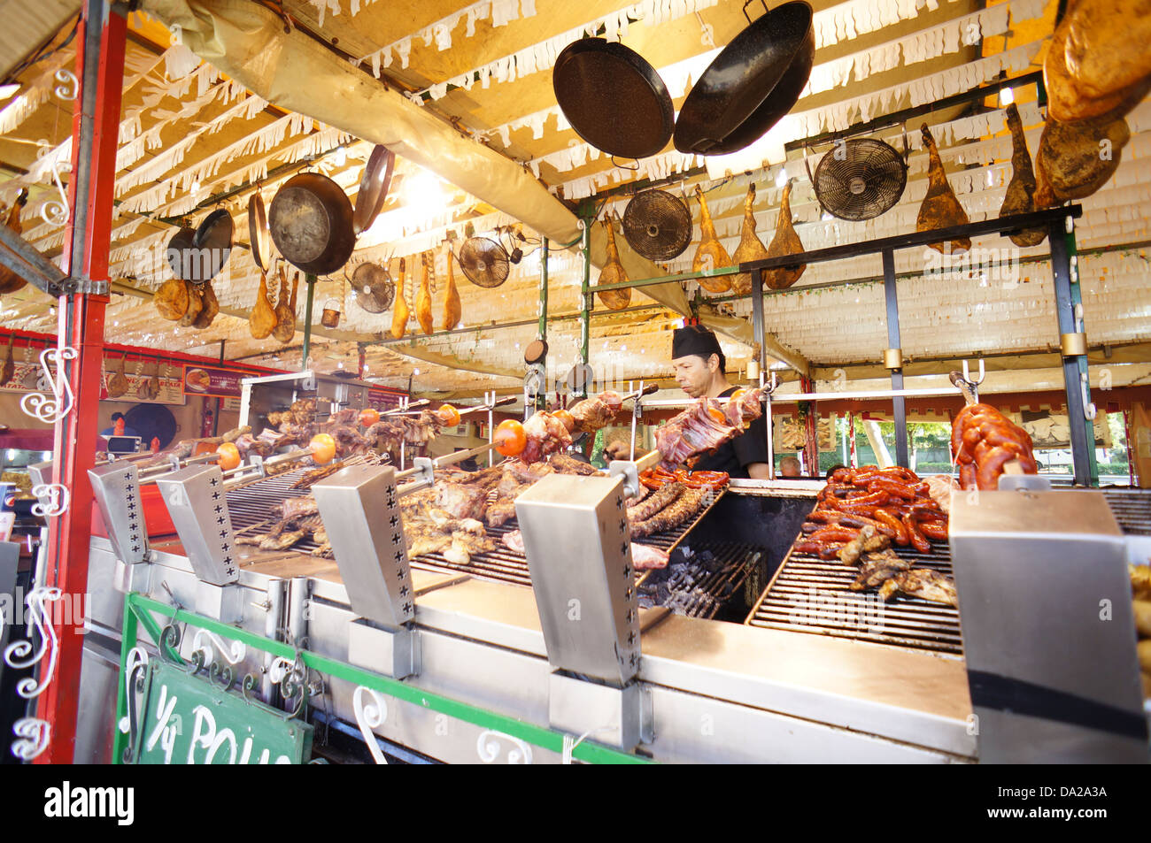 Die Feria de Abril von Sevilla (Feria de Abril de Sevilla), Essen, Sevillas Festplatz am April 2013 in Sevilla, Spanien Stockfoto
