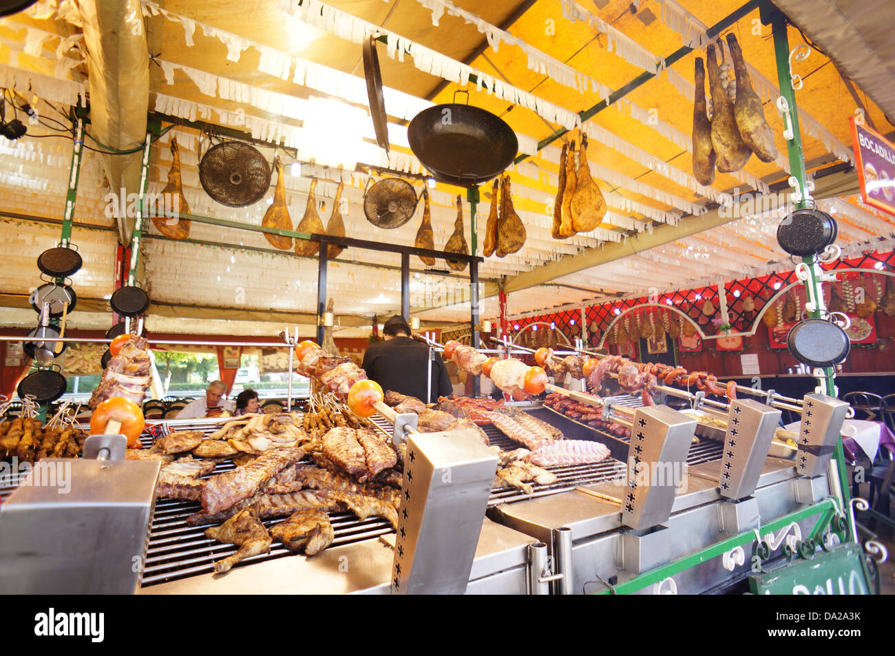 Die Feria de Abril von Sevilla (Feria de Abril de Sevilla), Essen, Sevillas Festplatz am April 2013 in Sevilla, Spanien Stockfoto