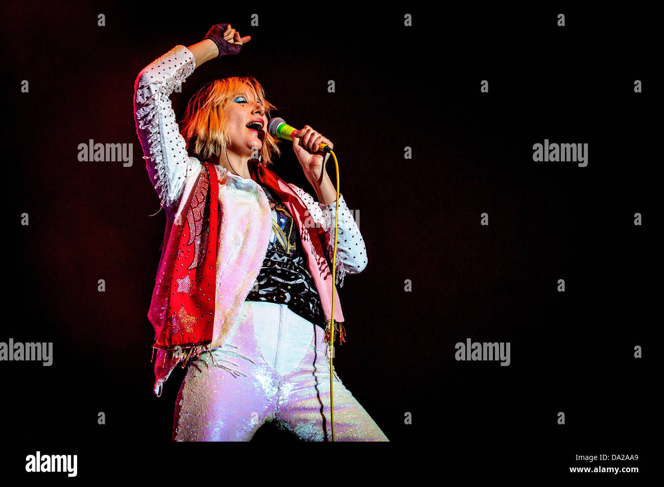 Toronto, Ontario, Kanada. 1. Juli 2013. Leadsängerin KAREN O der amerikanischen Indie-Band ja ja Yeahs auf Echo Beach in Toronto am Canada Day führt. Bildnachweis: Igor Vidyashev/ZUMAPRESS.com/Alamy Live-Nachrichten Stockfoto