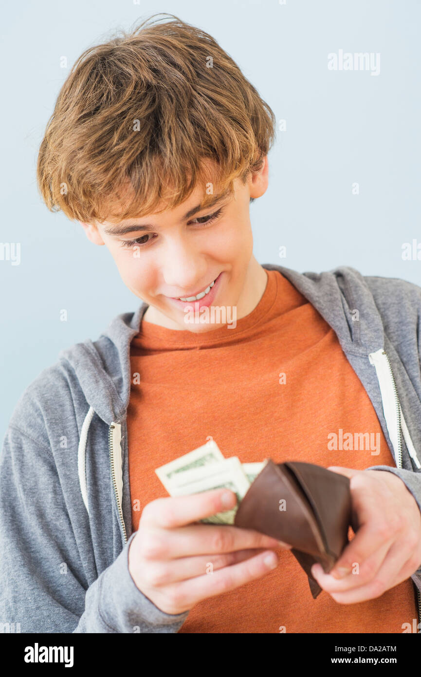 Teenager (14-15) zählen Geld Stockfoto