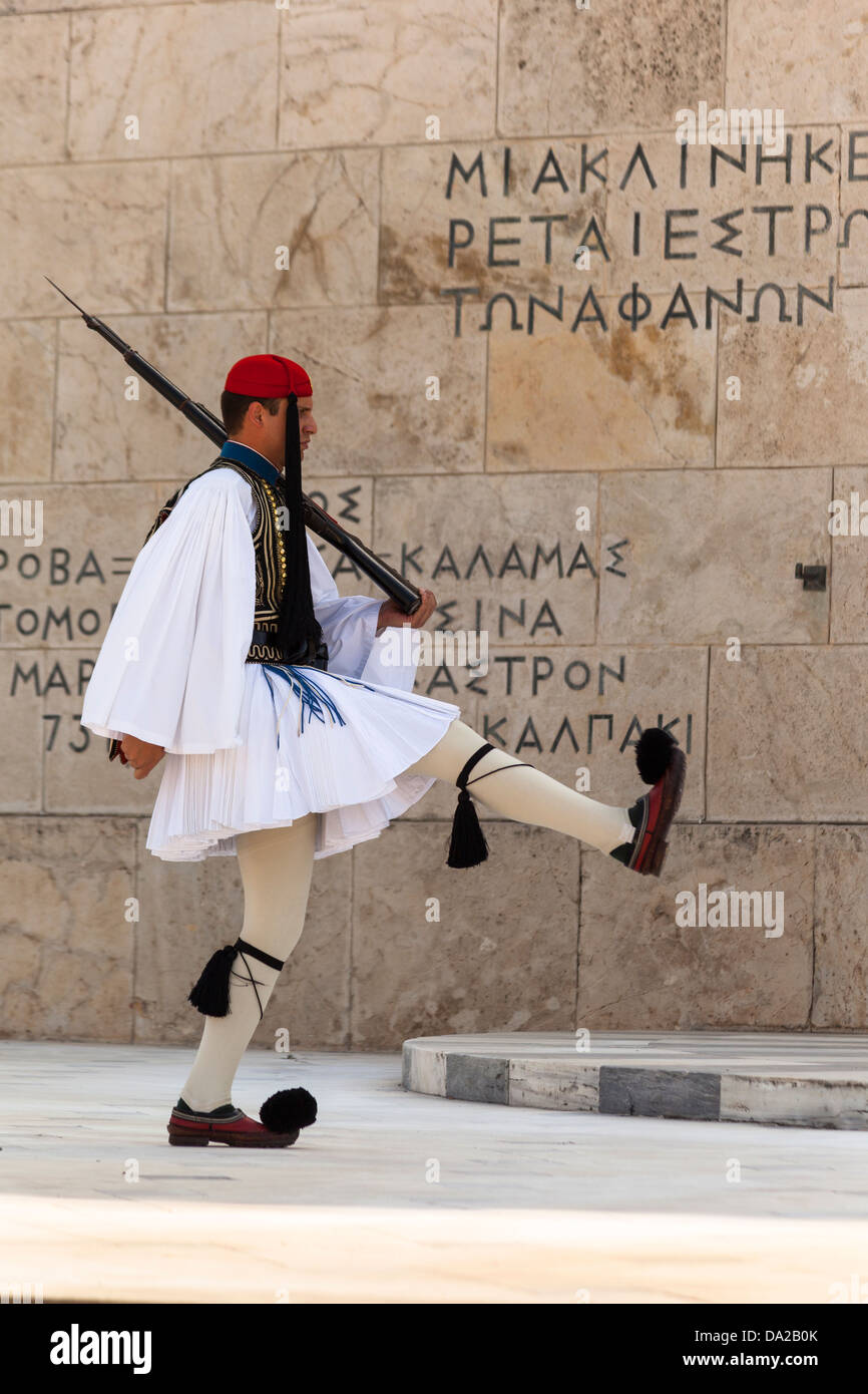Griechische Soldaten, Evzone, marschieren neben Grab des unbekannten Soldaten außerhalb Parlamentsgebäude, Athen, Griechenland Stockfoto