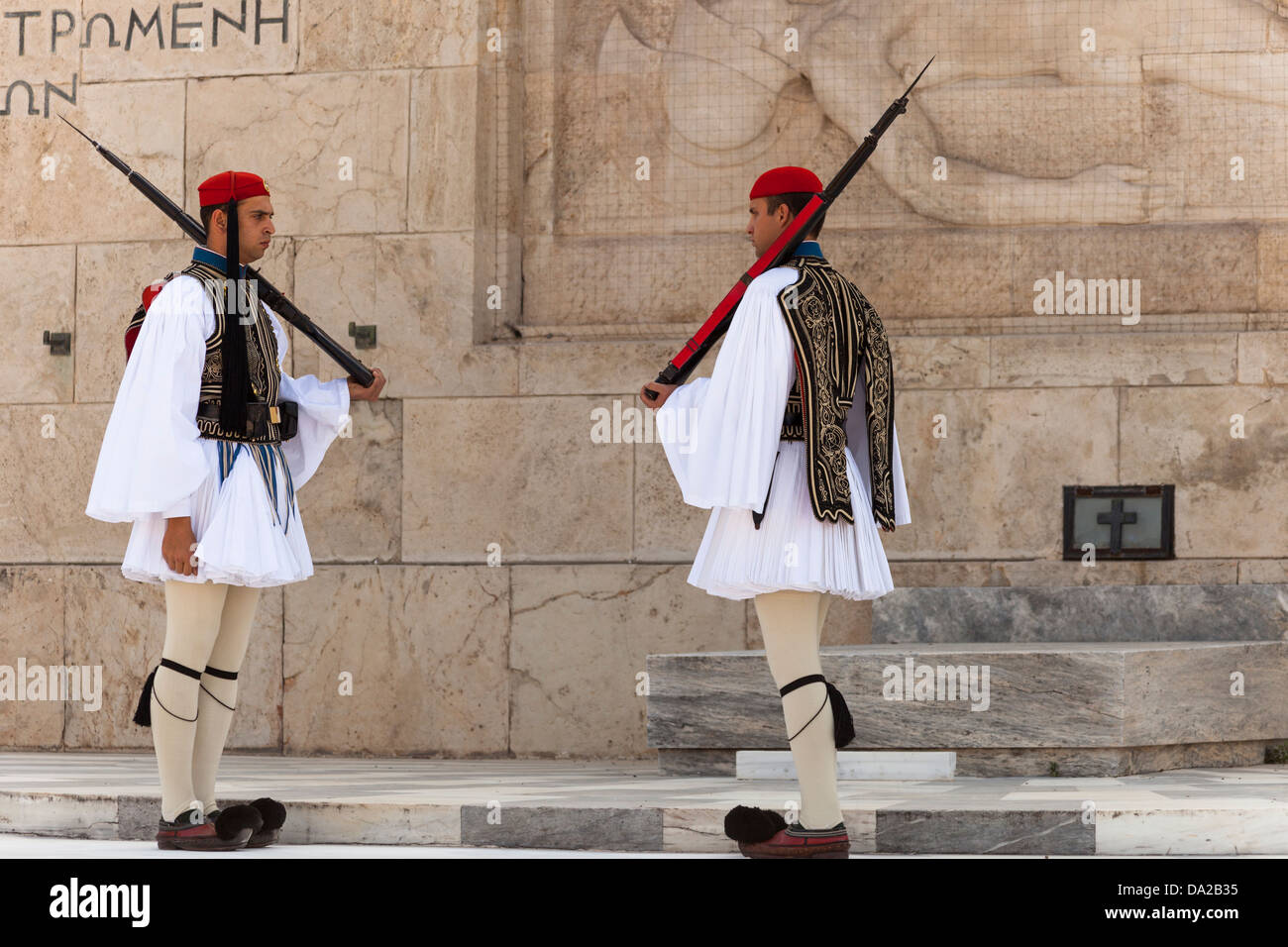 Griechische Soldaten, Evzonen, stehend neben Grab des unbekannten Soldaten außerhalb Parlamentsgebäude, Athen, Griechenland Stockfoto