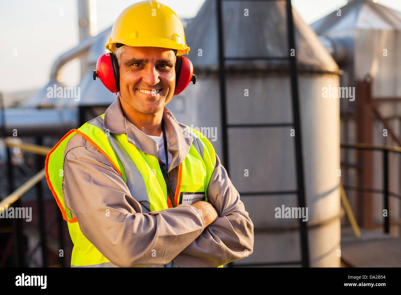 glücklich mittleren gealterten Öl chemische Industrie Arbeiter in Anlage Stockfoto