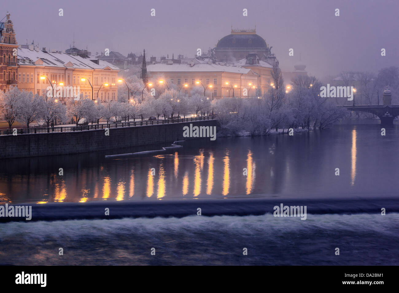 Morgendämmerung Blick auf Smetana-Damm und das Nationaltheater in Prag, Tschechische Republik Stockfoto