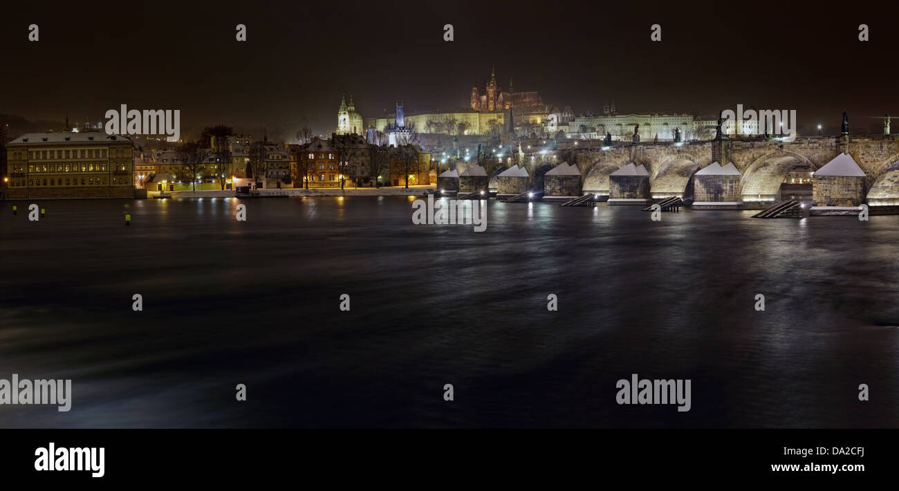 Panoramablick auf die Karlsbrücke und die Pragerburg, Prag, Tschechische Republik Stockfoto