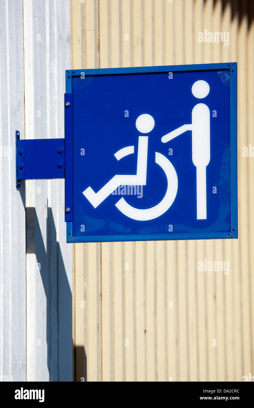 Behinderte mit Hilfe anmelden Gebäudewand, Finnland Stockfoto