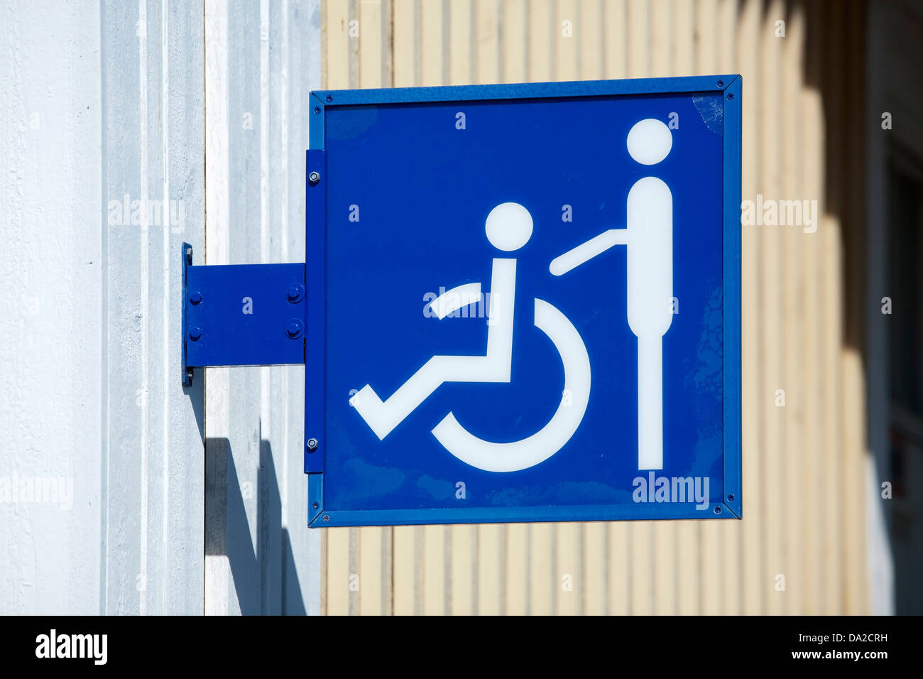 Behinderte mit Hilfe anmelden Gebäudewand, Finnland Stockfoto