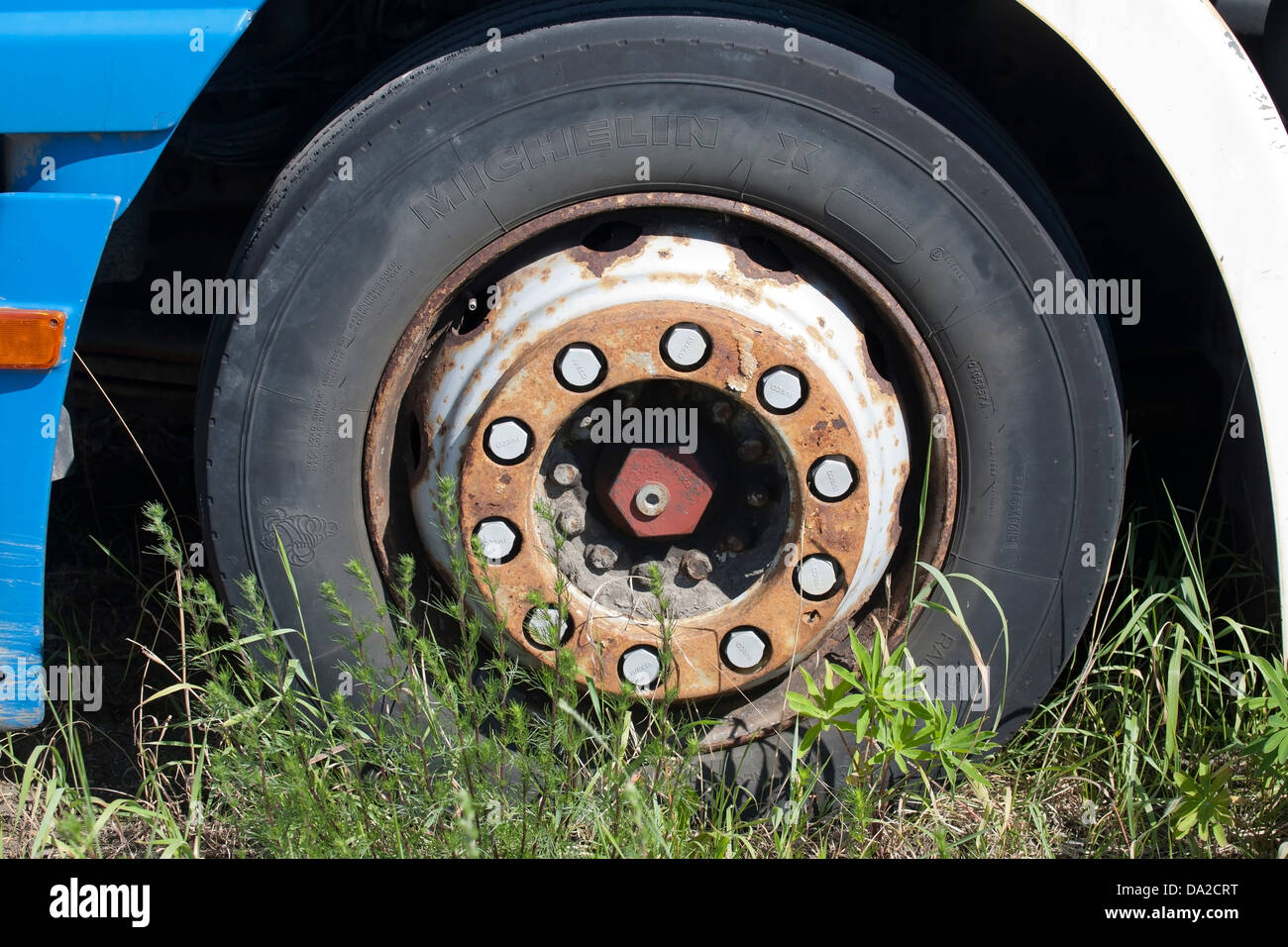 Rostige LKW-Reifen-Felge mit Iveco Schrauben Stockfoto