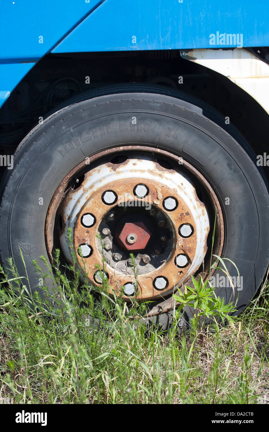 Rostige LKW-Reifen-Felge mit Iveco Schrauben Stockfoto