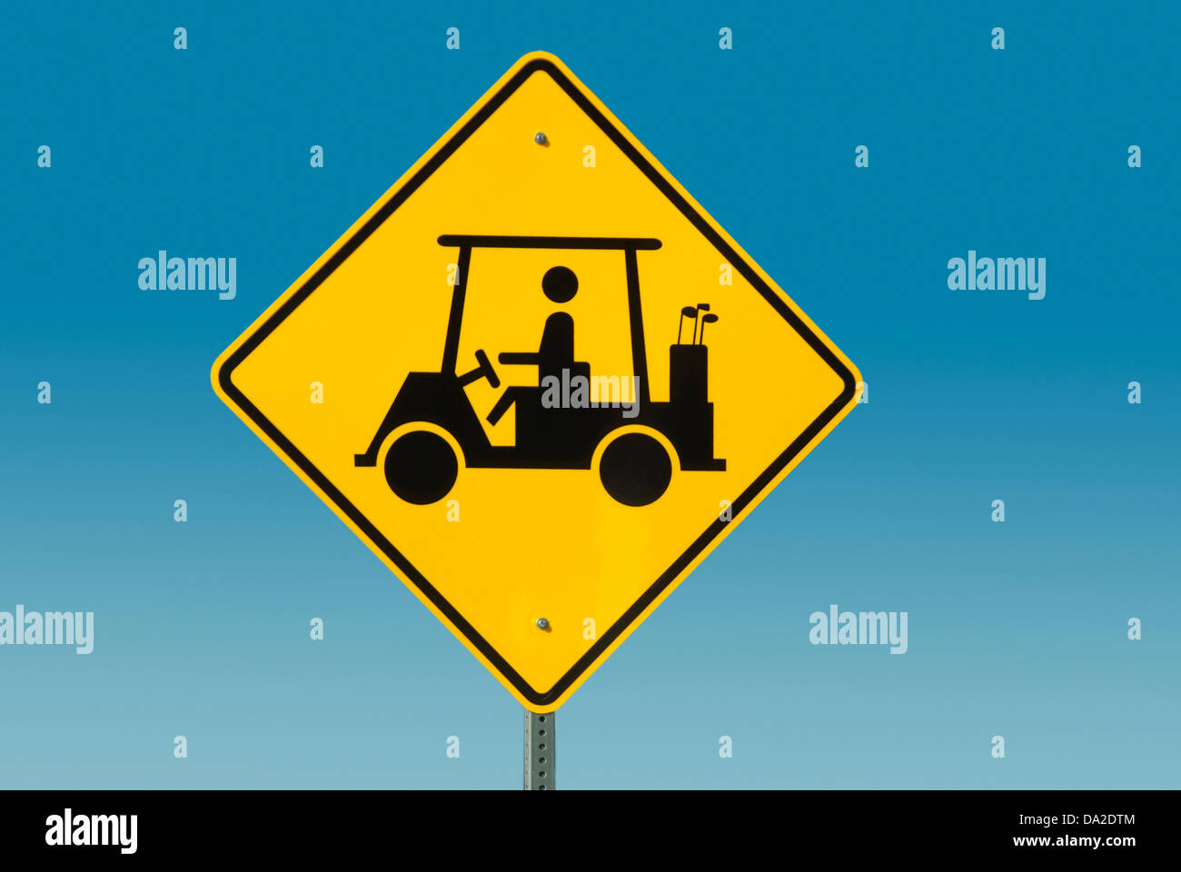 Gelbes Straßenschild mit Golf-cart Stockfoto