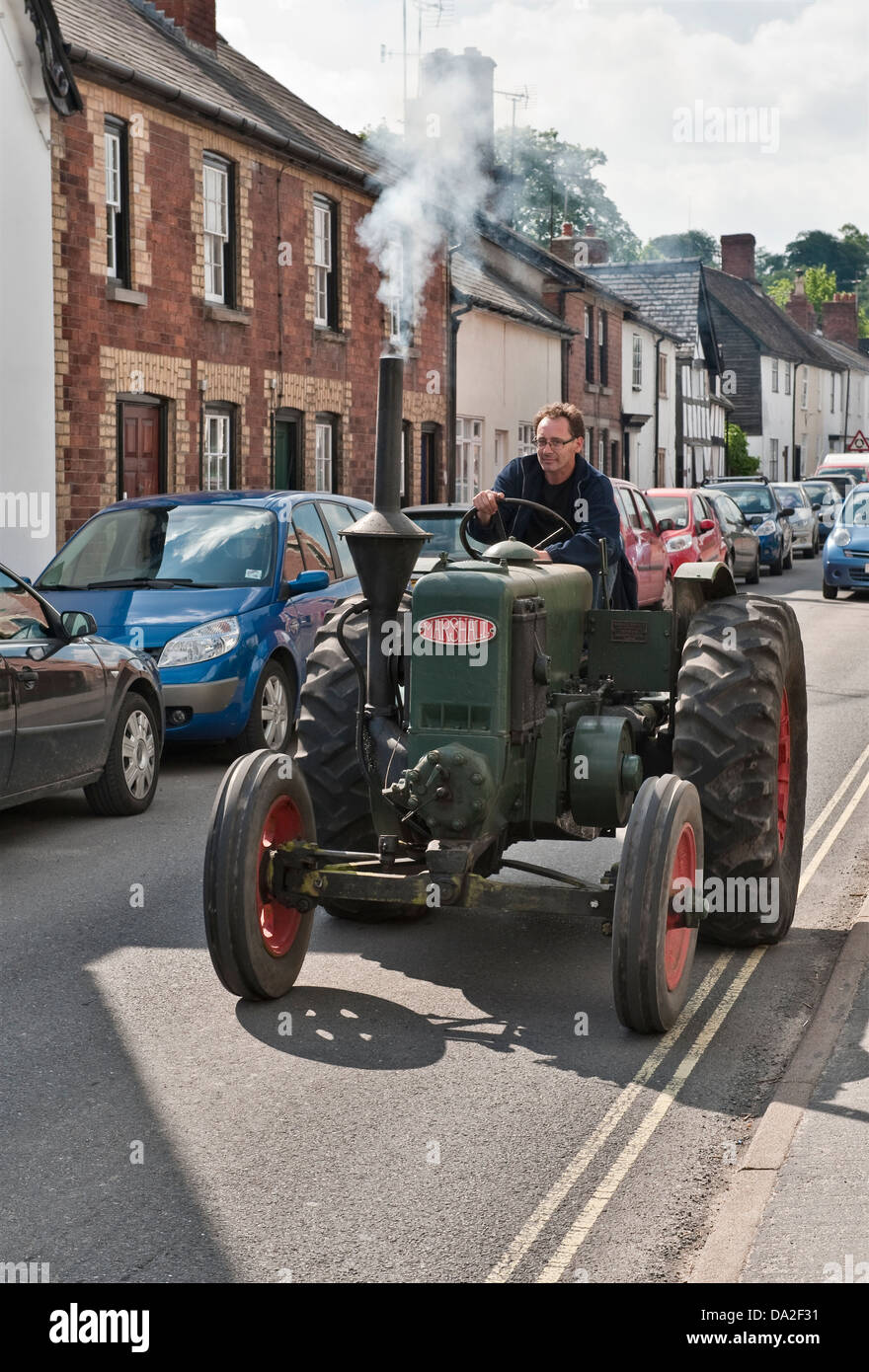 Ein alter Marshall-Traktor verlässt die jährliche Oldtimer-Rallye jn Presteigne, Powys, Großbritannien. Dies ist ein Typ M Traktor von ca. 1942 Stockfoto