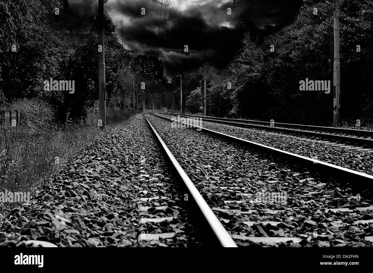 Eisenbahnen Spur und einen stürmischen Himmel im Hintergrund Stockfoto