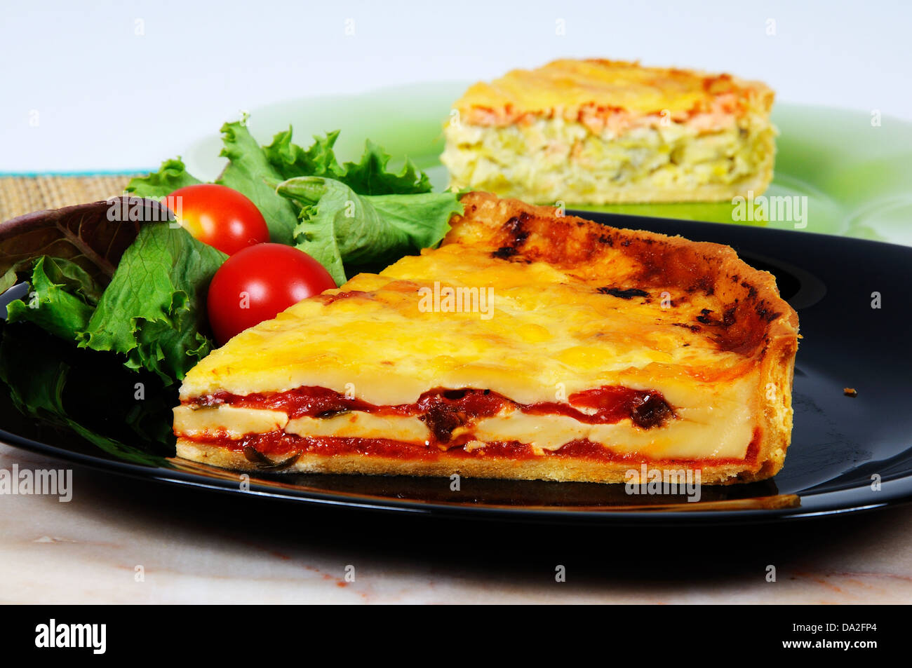 Geräuchertem Mozzarella und Sonne getrockneten Tomaten-Tarte mit Lauch ...