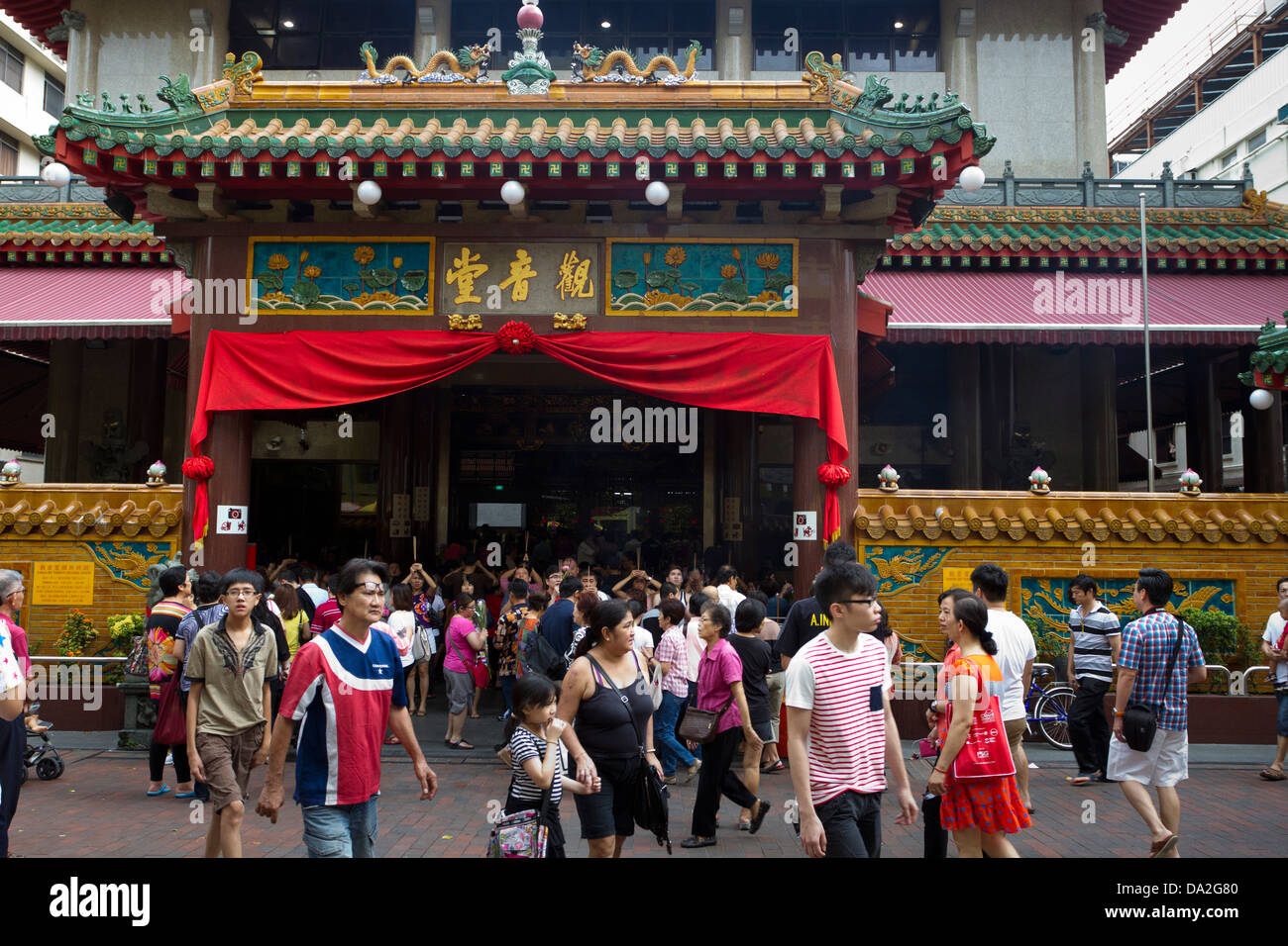 Menschen stehen und gehen um außen Kwan Im Thong Hood Cho Tempel, Bugis, Singapur Stockfoto