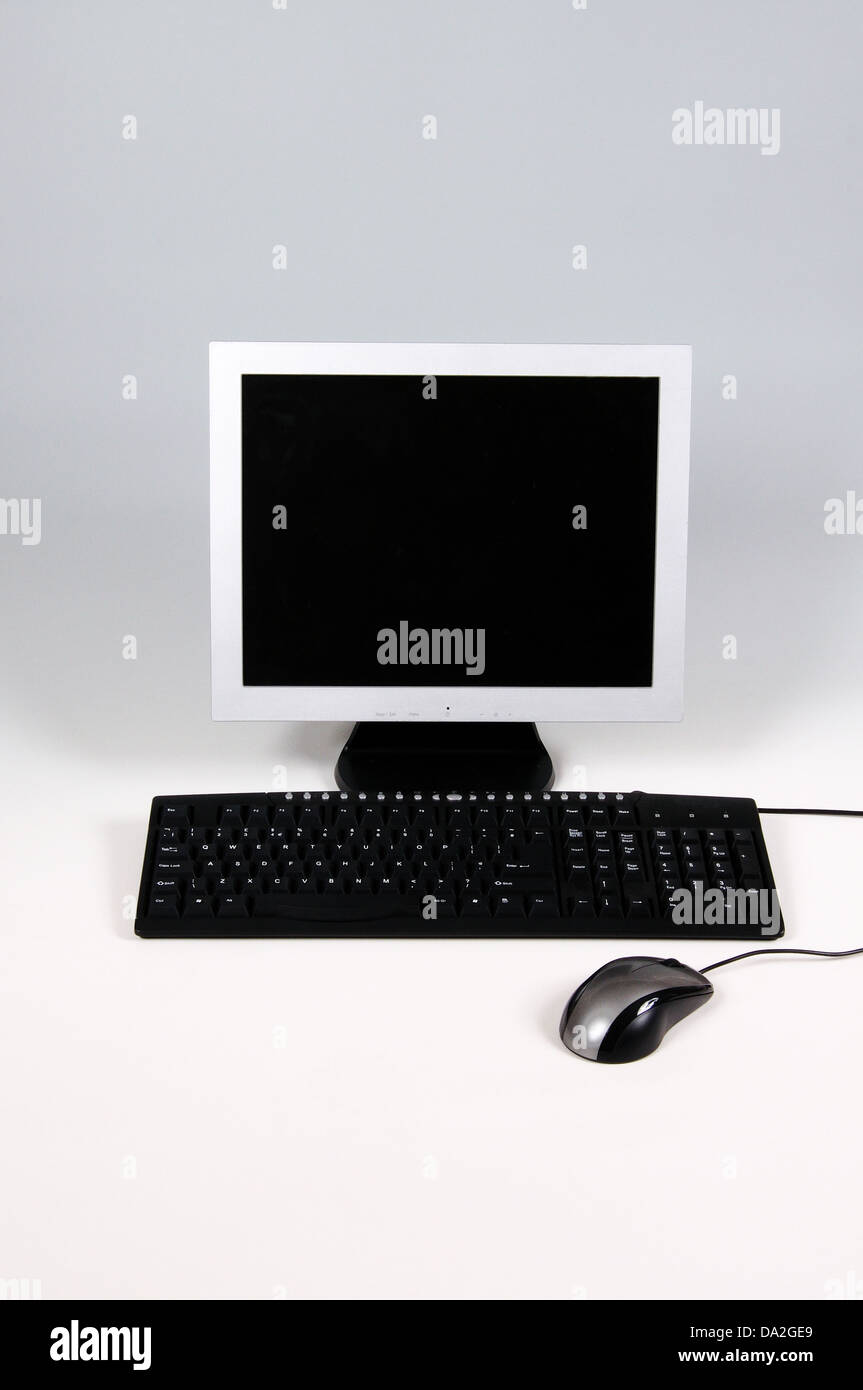 Flachbildschirm Computer Monitor mit Tastatur und Maus vor einem grauen Hintergrund. Stockfoto