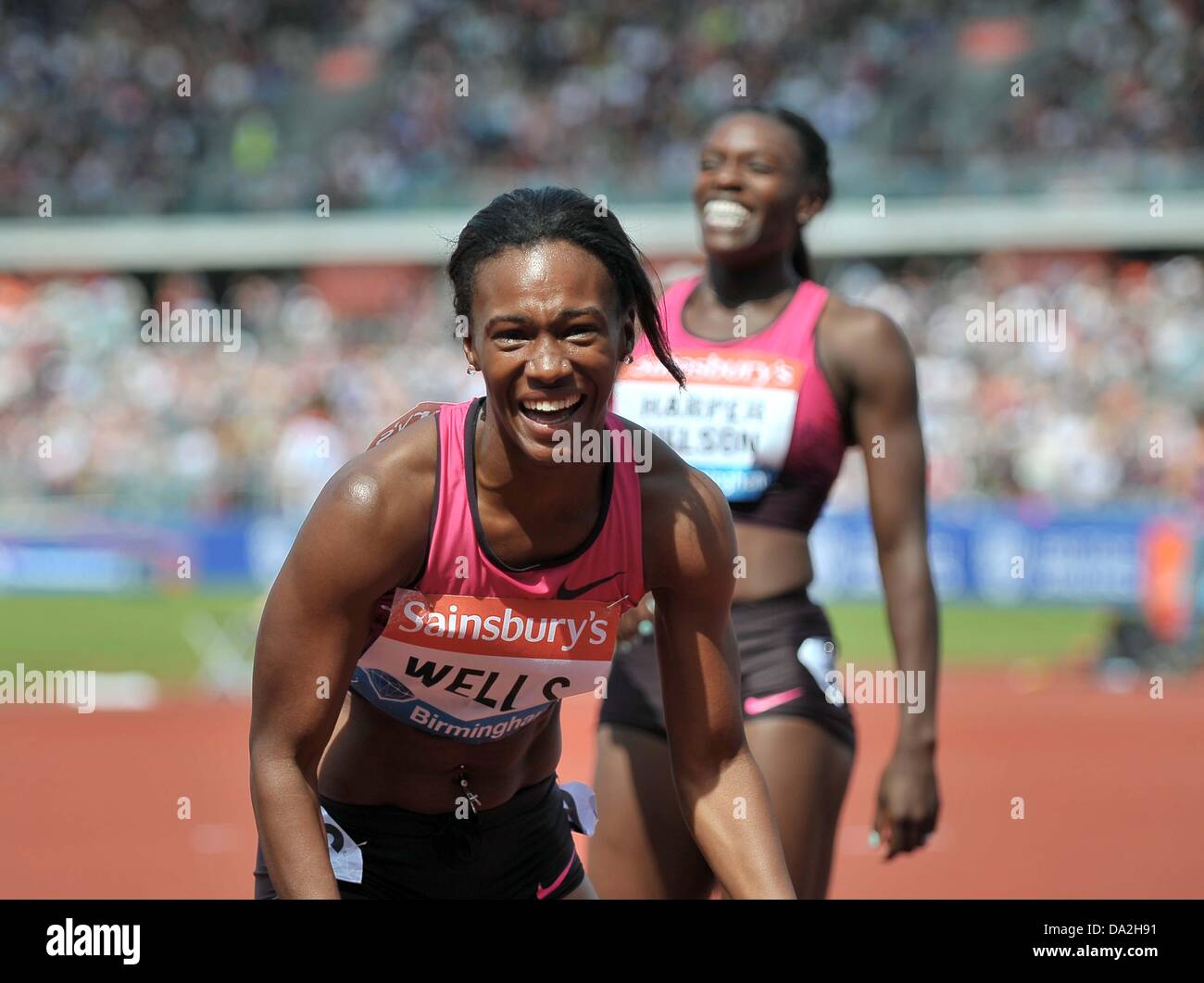 Birmingham, Vereinigtes Königreich. 30. Juni 2013. Dawn Harper-Nelson (USA) und Kellie Wells (USA) feiern ein erster und zweiter in der 100-Meter-Hürdenlauf. Sainsburys Grand Prix. Diamond League. Alexander-Stadion. Birmingham. VEREINIGTES KÖNIGREICH. 30.06.2013. Bildnachweis: Sport In Bilder/Alamy Live-Nachrichten Stockfoto