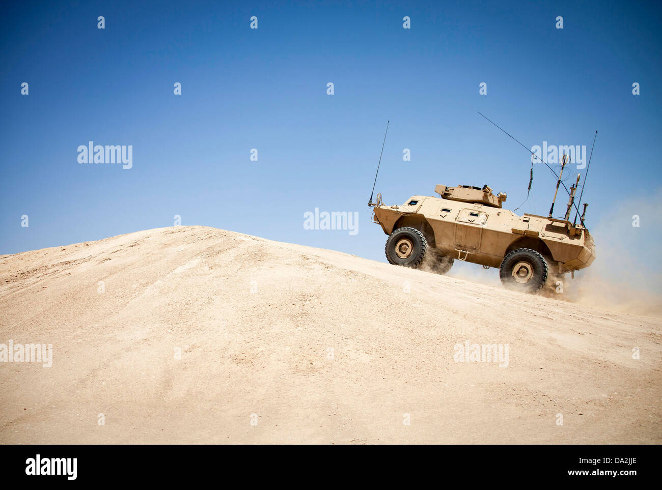 Eine afghanische nationale Mobile Strike Force Armeefahrzeug während ein unwegsames Gelände Fahrkurs 23. Juni 2013 in Camp Bastion, Provinz Helmand, Afghanistan. Stockfoto