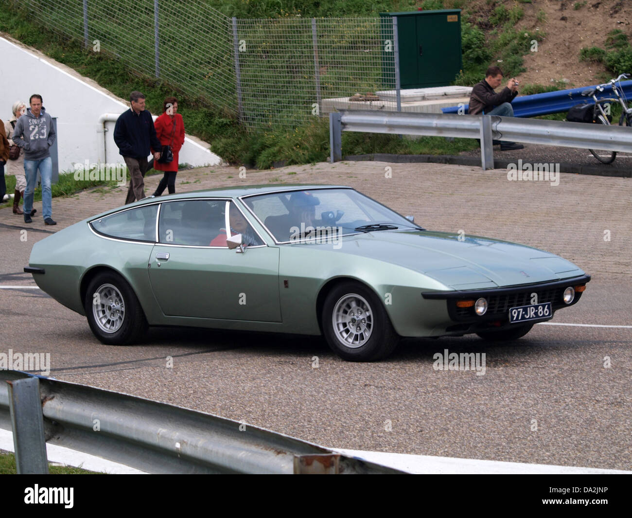Dieses Bild vom Nationaal Oldtimer Festival 2010 in Zandvoort zeigt die Bitter Diplomat CD aus dem Jahr 1976 (Autonummer 97-JR-86). Das Festival zelebrierte klassische Autos, wobei dieses Modell ein bemerkenswerter Einstieg in die Automobilgeschichte und das Vintage-Design war. Stockfoto