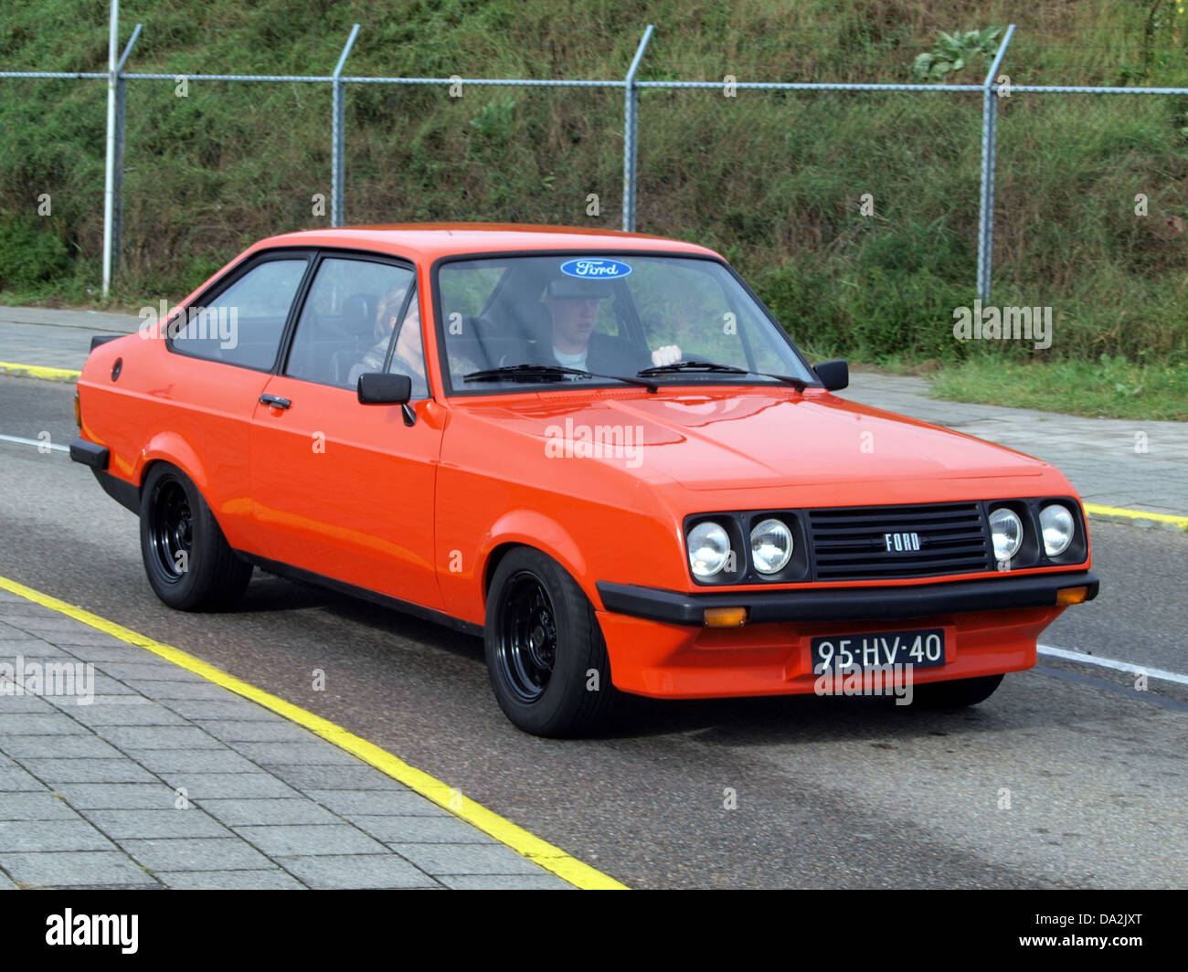 Dieses Bild zeigt einen Ford Escort 2000 RS aus dem Jahr 1976, der 2010 auf dem Nationaal Oldtimer Festival in Zandvoort ausgestellt wurde. Das Auto zeigt das klassische Design und die Technik der 1970er Jahre und ist somit ein wertvolles Sammlerstück. Stockfoto