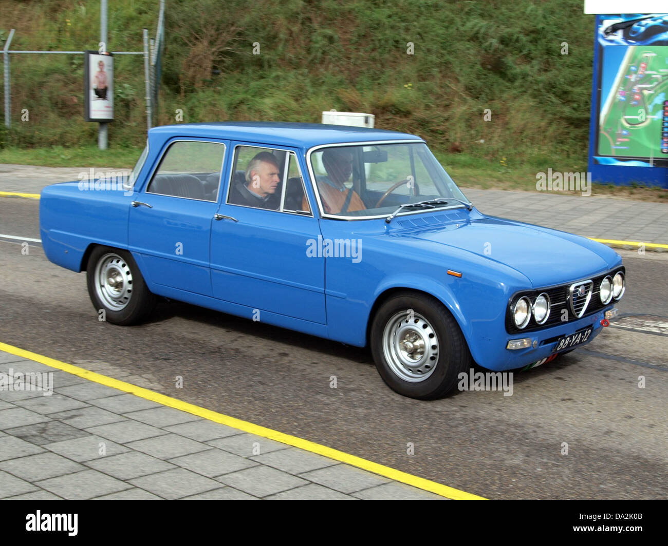 Dieses Bild zeigt einen Alfa Romeo Giulia 1300 aus dem Jahr 1977, registriert 88-YA-12, beim Nationaal Oldtimer Festival in Zandvoort, 2010. Das Auto ist Teil einer Oldtimer-Veranstaltung, bei der Oldtimer aus verschiedenen Epochen präsentiert werden und einen Einblick in die Automobilgeschichte des 20. Jahrhunderts bieten. Stockfoto