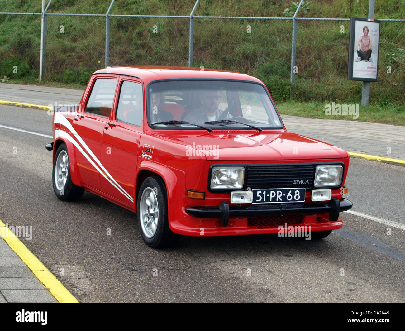 Die 1977 Simca 1000 Rallye 2, die 2010 auf dem Nationaal Oldtimer Festival in Zandvoort präsentiert wurde, ist ein klassisches Beispiel der Simca 1000 Serie. Dieser Rallyefahrer ist bekannt für seine kompakte Größe, sein einzigartiges Design und seine historische Bedeutung in der Geschichte des Motorsports. Stockfoto