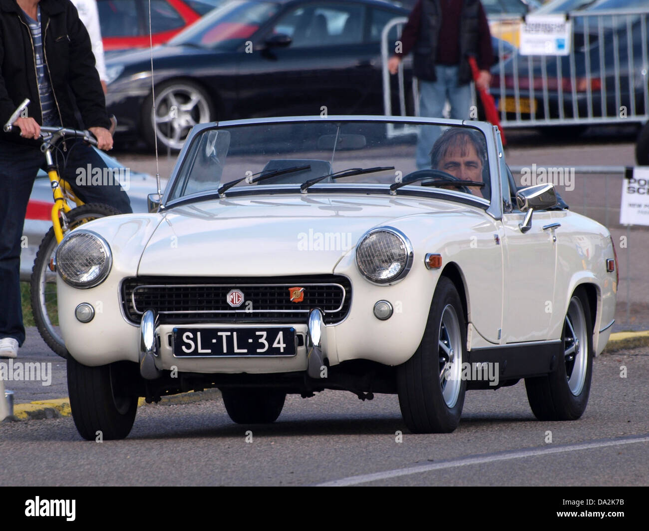 Der 1978 MG Midget, der auf dem Nationaal Oldtimer Festival in Zandvoort ausgestellt wird, ist ein klassischer britischer Sportwagen. Dieses legendäre Fahrzeug mit seinem schlanken Design und der kompakten Karosserie fängt den Geist der 1970er Jahre ein. Stockfoto