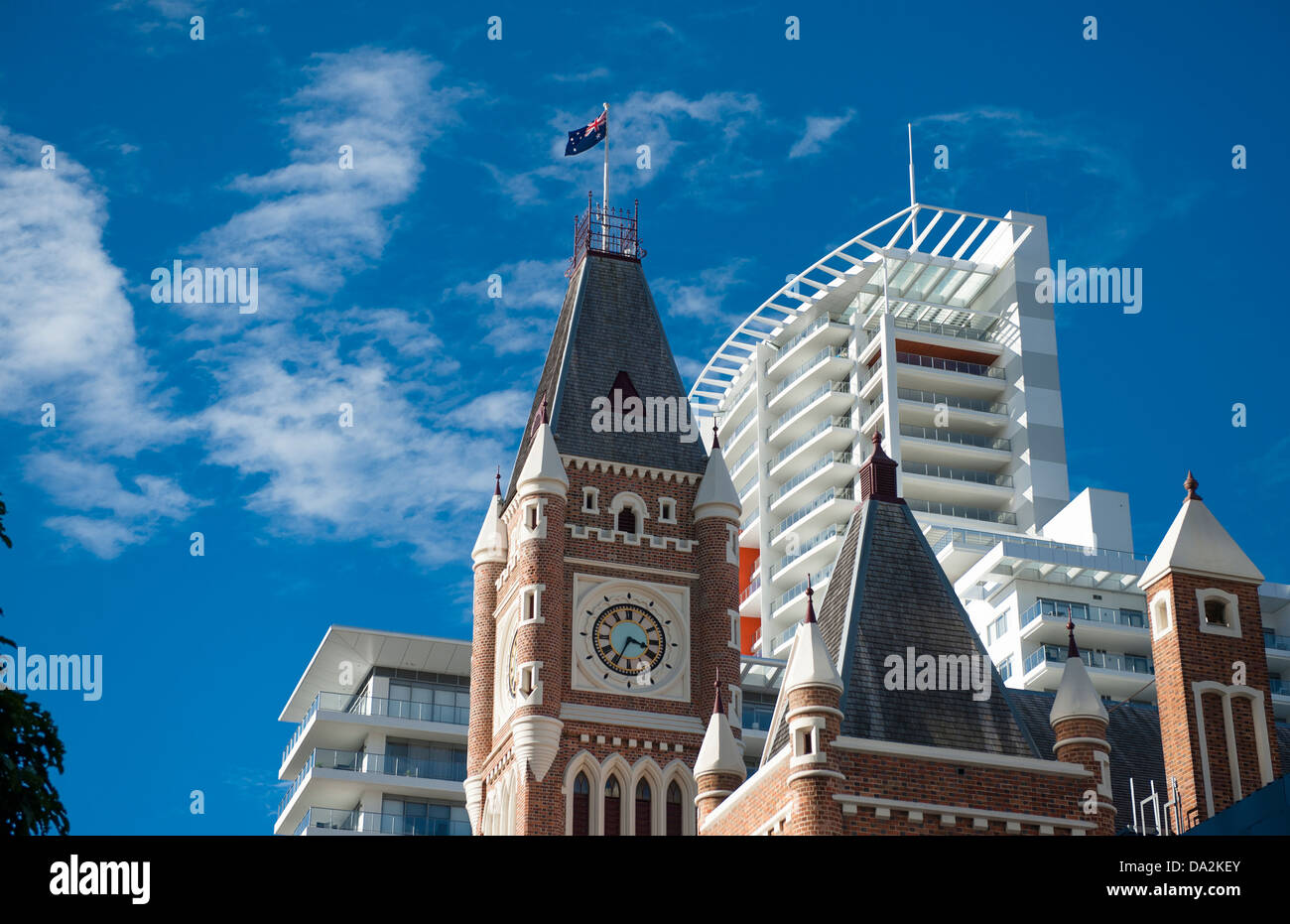 Der Turm der Sträfling gebaute Rathaus an der Hay Street gegen die Fassade eines modernen Wolkenkratzers in Perth, Western Australia Stockfoto