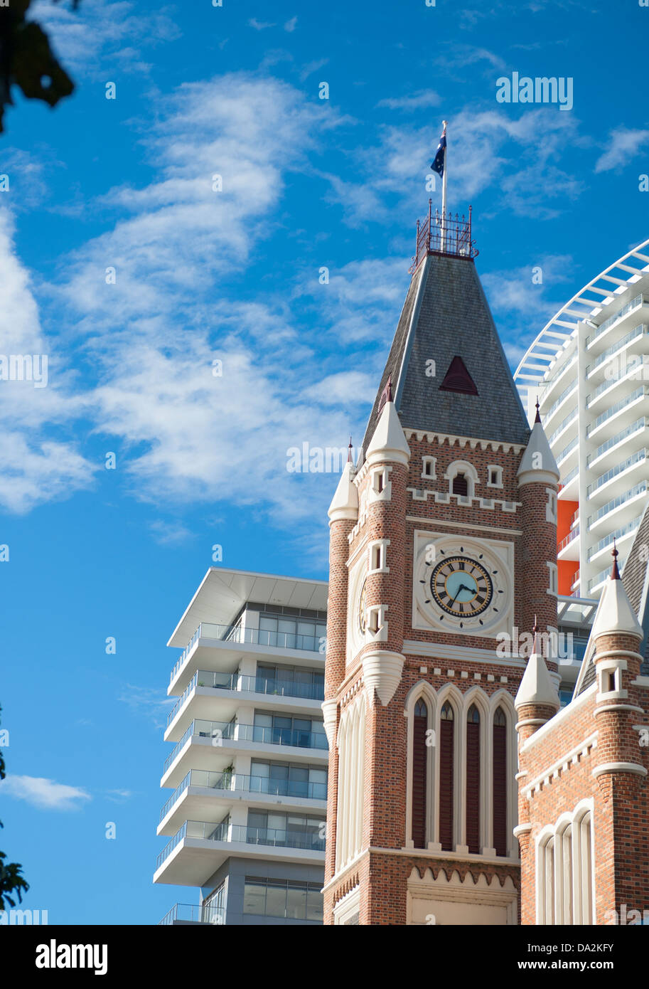 Der Turm der Sträfling gebaute Rathaus an der Hay Street gegen die Fassade eines modernen Wolkenkratzers in Perth, Western Australia Stockfoto