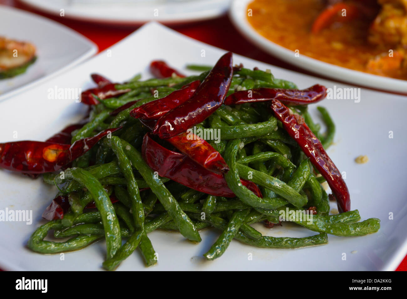 Chinesisches Restaurant, Essen, bestehend aus einer Platte aus langen, grünen Bohnen und getrocknete Chilischoten auf einer Platte, Chinatown, Singapur, Asien Stockfoto