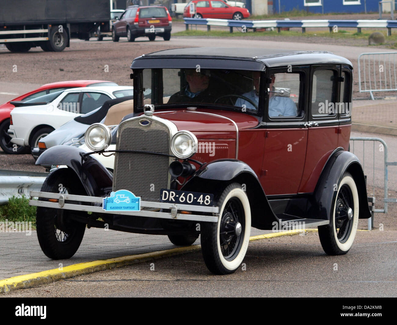 Diese viertürige Ford Model A aus dem Jahr 1930, die 2010 auf dem Nationaal Oldtimer Festival in Zandvoort gezeigt wurde, ist ein klassisches Beispiel für das Automobildesign des frühen 20. Jahrhunderts. Die Vintage-Merkmale des Fahrzeugs repräsentieren das Design und die Ingenieurskunst seiner Ära. Stockfoto