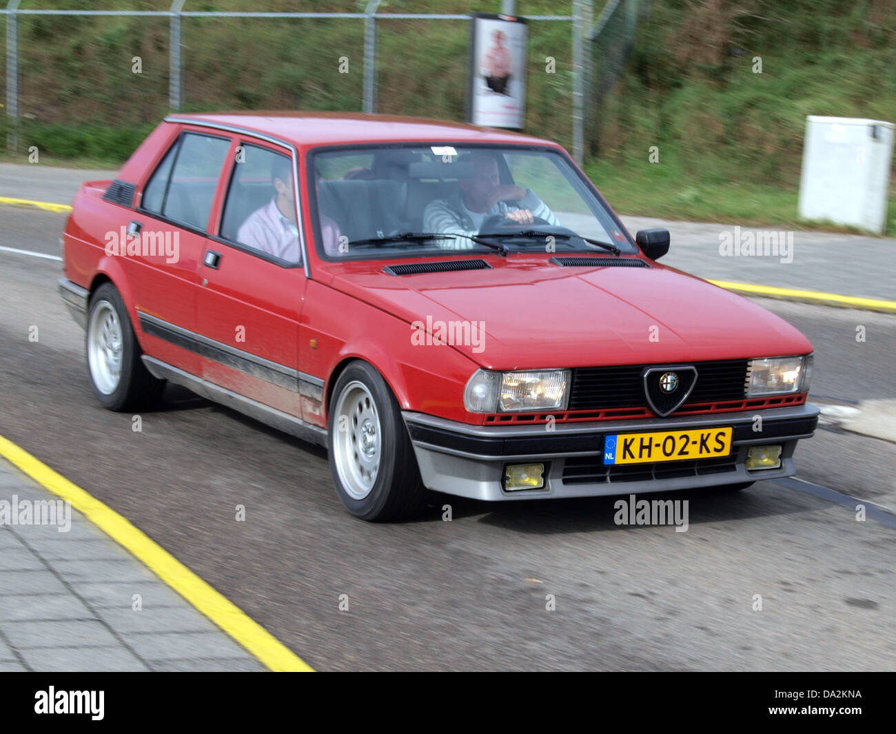 Der Alfa Romeo Giulietta 1,6, der 1983 auf dem Nationaal Oldtimer Festival in Zandvoort gezeigt wurde, ist ein klassisches Beispiel für Stil und Technik des italienischen Automobilherstellers. Die Veranstaltung zeigt Oldtimer und ihre kulturelle Bedeutung in der Automobilgeschichte. Stockfoto