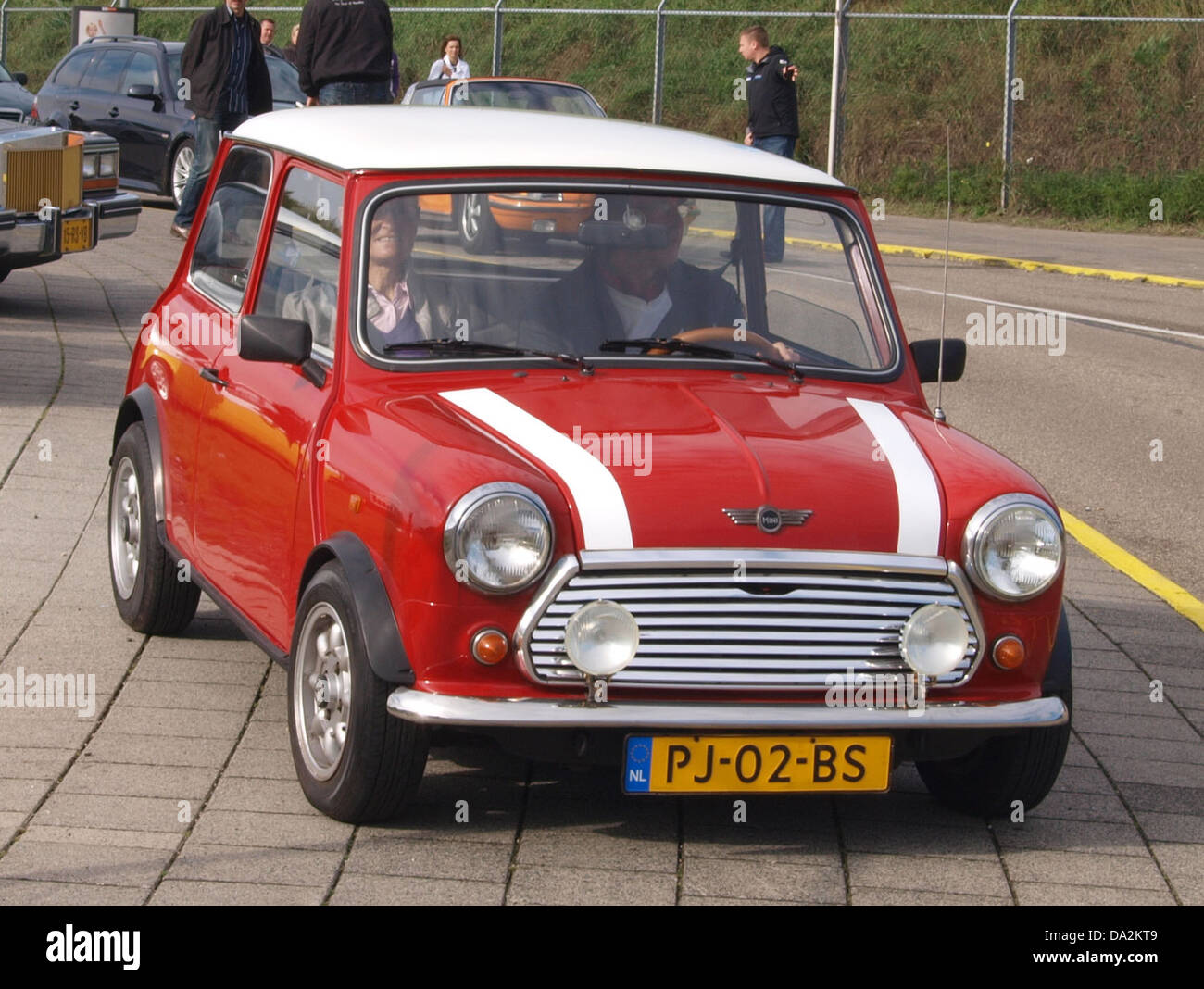 Dieses Bild zeigt einen 1986 MINI 1000 E, der 2010 am Nationaal Oldtimer Festival in Zandvoort, Niederlande, teilnahm. Die Oldtimer-Veranstaltung feiert Oldtimer und zeigt die Geschichte und das Design legendärer Fahrzeuge aus der Vergangenheit. Stockfoto