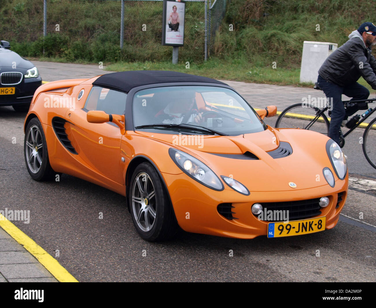 Der Lotus Elise Supercharged 2009, der 2010 auf dem Nationaal Oldtimer Festival in Zandvoort vorgestellt wurde, ist ein leistungsorientierter Sportwagen, der für seine Leichtbauweise und fortschrittliche Technik bekannt ist. Das Kompressormodell verbessert die Leistung und Beschleunigung und macht es zu einem herausragenden Modell bei Rennen und Oldtimer-Events. Stockfoto