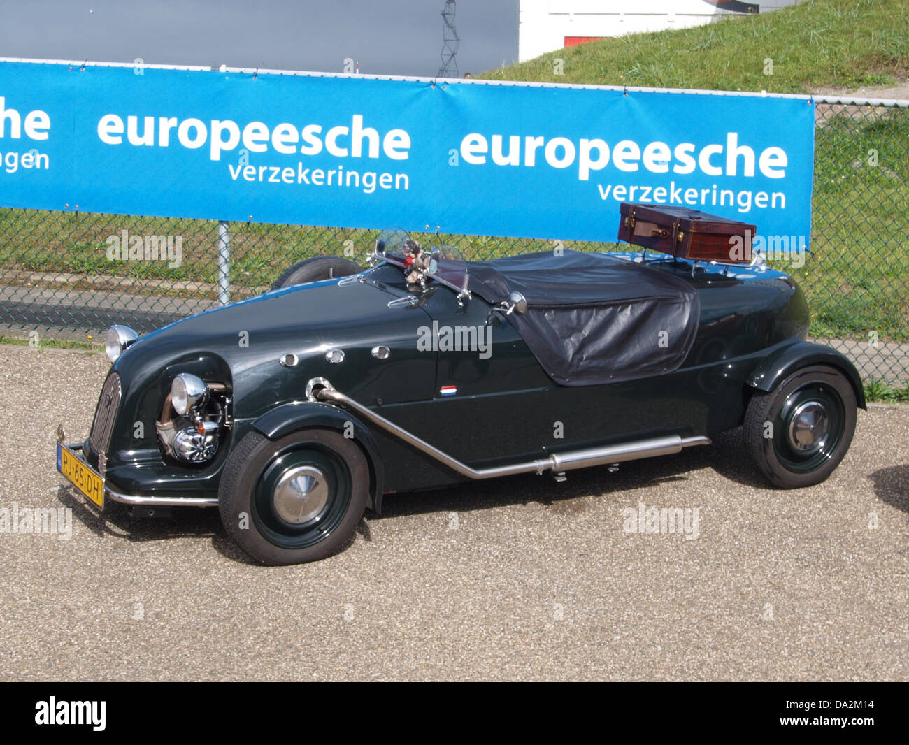 Ein Oldtimer, der 2CV Kitcar RJ-65-DH, wurde 2010 beim Nationaal Oldtimer Festival in Zandvoort vorgestellt. Bei dieser Veranstaltung werden Oldtimer vorgestellt, die die Geschichte und das Design von Oldtimern der vergangenen Jahrzehnte zelebrieren. Stockfoto
