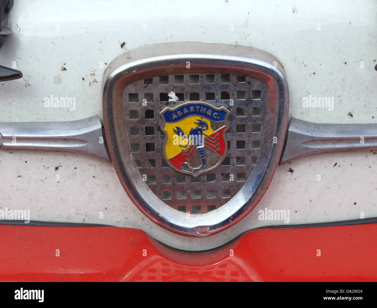 Dieses Bild zeigt einen Fiat Abarth beim Nationaal Oldtimer Festival 2010 in Zandvoort, Niederlande. Bei der Veranstaltung wurden klassische Autos gezeigt, wobei der Fiat Abarth als Teil der Oldtimer-Kollektion zu sehen war. Stockfoto