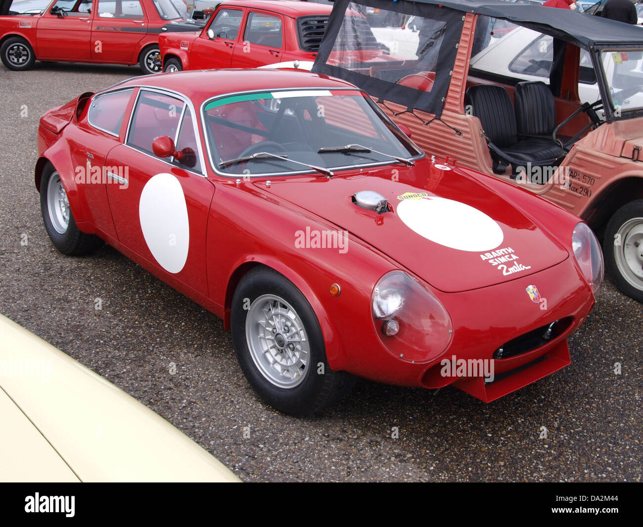 Der Abarth Simca 2mila, der 2010 auf dem Nationaal Oldtimer Festival in Zandvoort vorgestellt wurde, ist ein Beispiel für klassische europäische Rennwagen aus der Mitte des 20. Jahrhunderts, die das Automobildesign und die Leistung dieser Zeit widerspiegeln. Stockfoto
