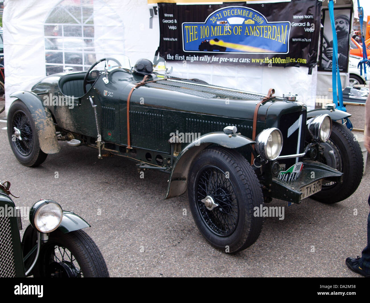 Das Nationaal Oldtimer Festival 2010 in Zandvoort in den Niederlanden zeigte eine vielfältige Sammlung von Oldtimern, die Automobilgeschichte und technische Errungenschaften zelebrierten. Diese Veranstaltung bringt Liebhaber und Sammler klassischer Fahrzeuge aus verschiedenen Epochen zusammen. Stockfoto