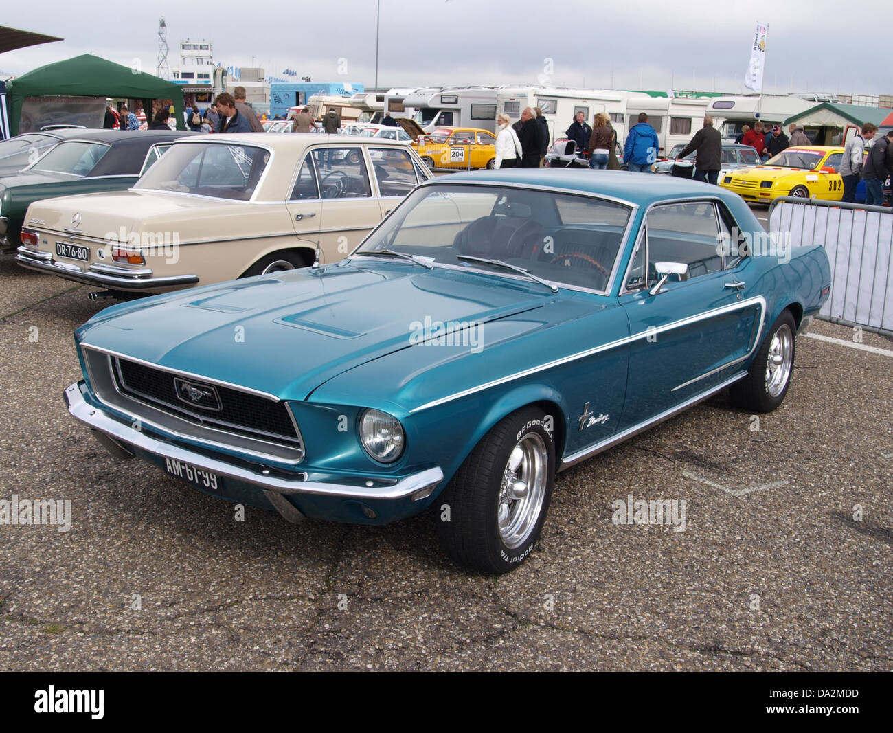 Dieses Bild zeigt einen blauen Ford Mustang beim Nationaal Oldtimer Festival in Zandvoort, 2010. Das legendäre Auto wird für sein Design und seine Technik gefeiert und repräsentiert klassische amerikanische Muscle Cars auf diesem renommierten Automobilevent. Stockfoto