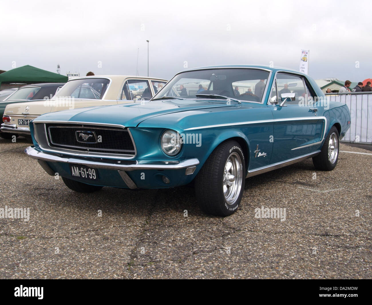 Dieses Bild zeigt einen blauen Ford Mustang beim Nationaal Oldtimer Festival in Zandvoort, 2010. Das Festival zelebriert klassische Autos und das Erbe der Automobile mit seltenen Oldtimern aus verschiedenen Epochen. Stockfoto