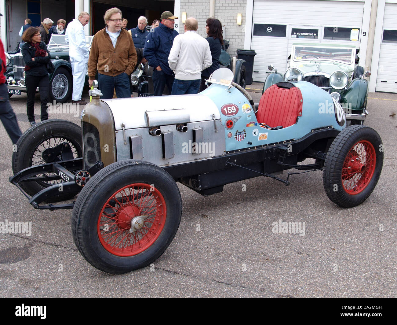 Dieses Bild zeigt einen klassischen Chevrolet-Rennwagen beim Nationaal Oldtimer Festival in Zandvoort, 2010. Das Festival zeigt Oldtimer in Rennsport-Action und feiert die Geschichte und Technik klassischer Automobile. Stockfoto