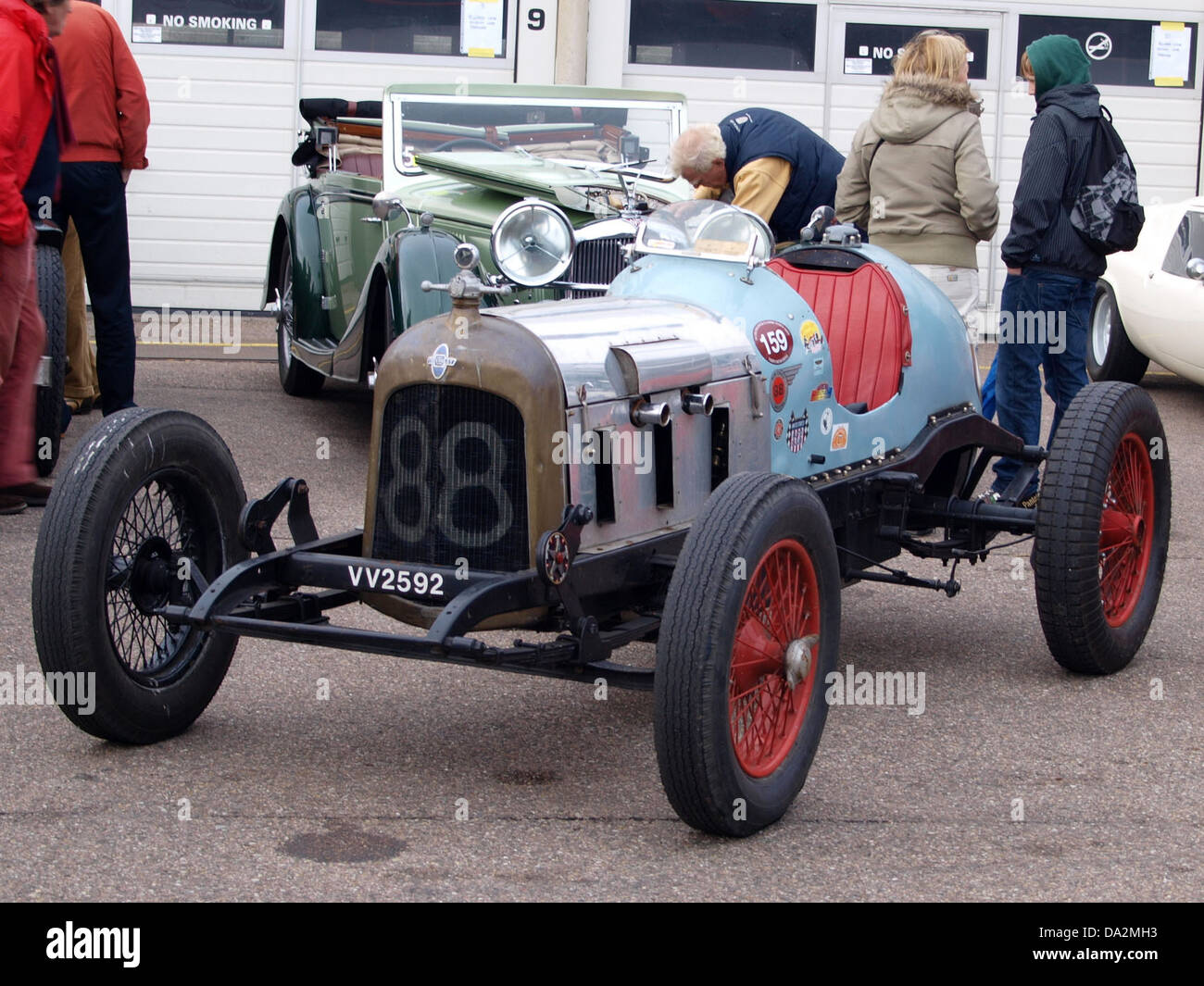 Dieses Bild zeigt einen klassischen Chevrolet-Rennwagen beim Nationaal Oldtimer Festival in Zandvoort im Jahr 2010. Die Veranstaltung feiert Oldtimer und ist ein herausragendes Beispiel für die amerikanische Renntechnik aus der Mitte des 20. Jahrhunderts. Stockfoto
