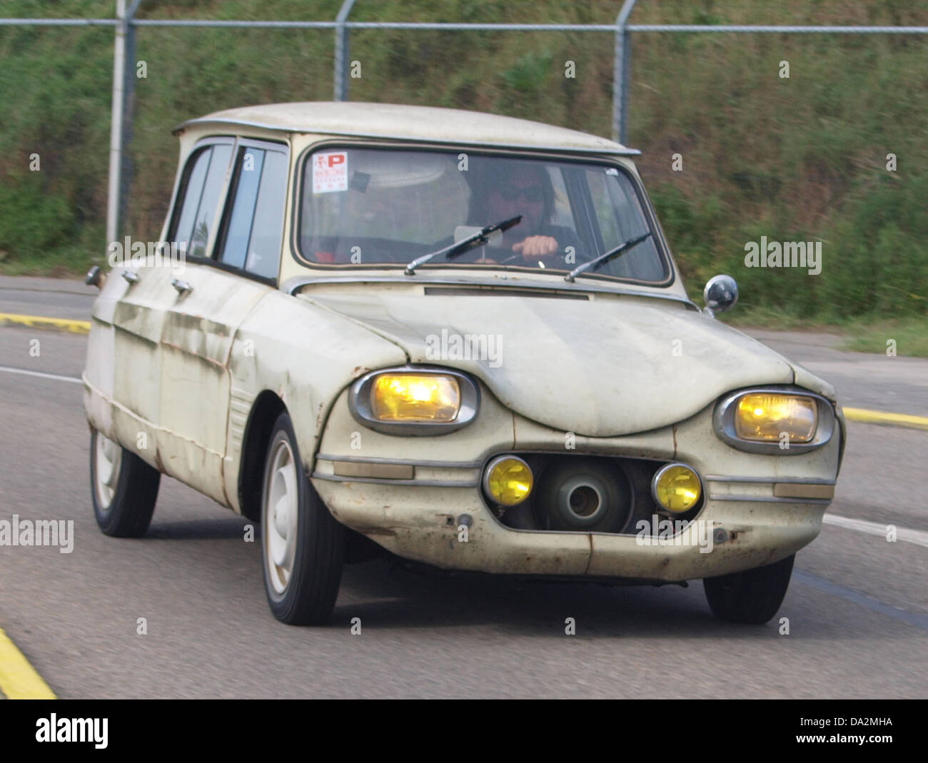 Der Citroen AMI, der 2010 auf dem Nationaal Oldtimer Festival in Zandvoort vorgestellt wurde, ist ein klassischer französischer Fahrzeugtyp, der für sein kultiges Design und seine historische Bedeutung in der Automobilgeschichte bekannt ist. Auf dem Festival wurden Oldtimer aus verschiedenen Epochen vorgestellt. Stockfoto
