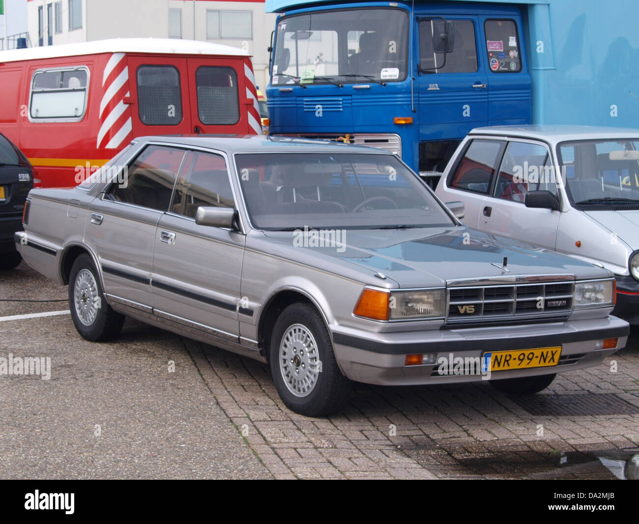 Dieses Bild zeigt einen Datsun Cedric Automatic, der 2010 auf dem Nationaal Oldtimer Festival in Zandvoort gezeigt wurde und Oldtimer aus verschiedenen Epochen zeigt. Der Datsun Cedric, bekannt für seine Zuverlässigkeit und sein einzigartiges Design, war Teil einer Kollektion klassischer Automobile. Stockfoto