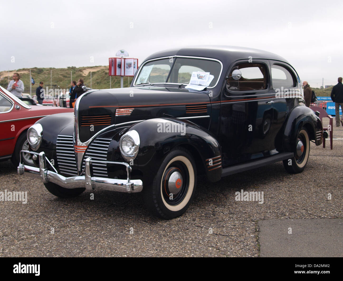 Das DODGE Nationaal Oldtimer Festival 2010 in Zandvoort präsentierte eine Sammlung von Oldtimern mit Schwerpunkt auf klassischen Automobilen aus verschiedenen Epochen. Die Veranstaltung thematisierte die kulturelle und technologische Entwicklung der Automobilindustrie und feierte die Automobilgeschichte. Stockfoto