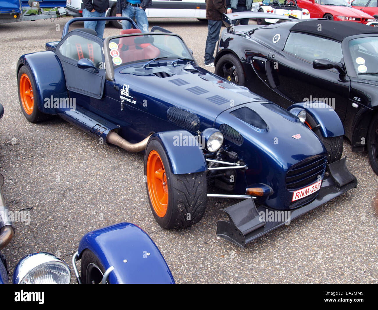 Der DONKERVOORT JD, der 2010 am Nationaal Oldtimer Festival in Zandvoort teilnahm, ist ein bemerkenswerter Oldtimer. Dieses Bild spiegelt sein elegantes Design und seine historische Bedeutung wider, als es an einem der wichtigsten Oldtimer-Events des Landes teilnahm. Stockfoto