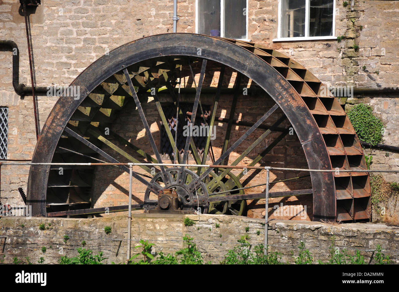 Ein Blick auf das Wasserrad auf Palmers Brauerei Bridport UK Stockfoto