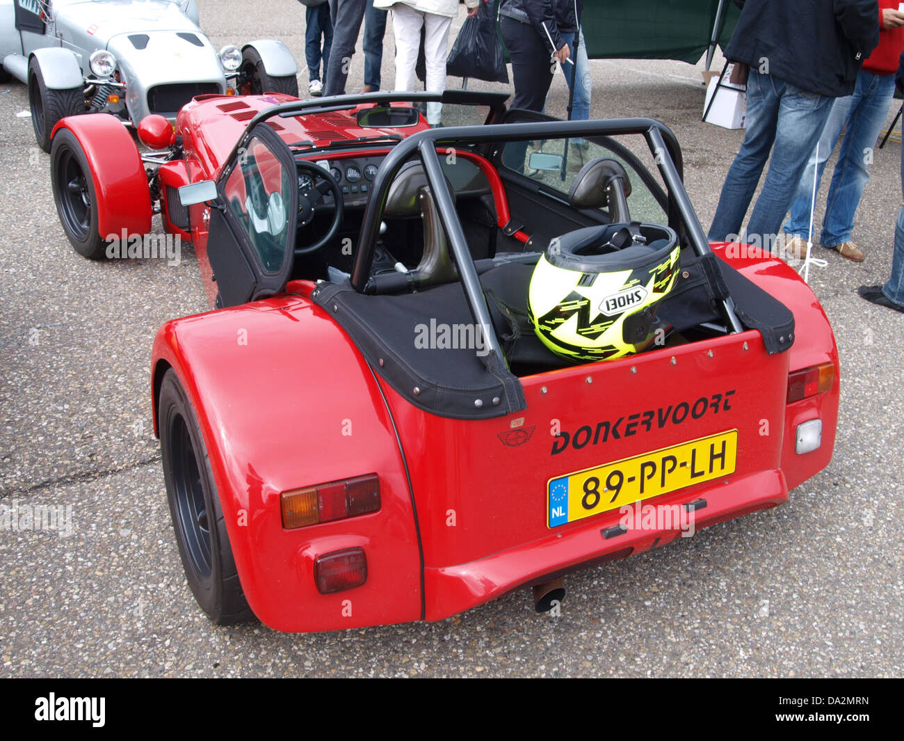 Der *Donkervoort D8 Cosworth* mit der Registrierung 89-PP-LH wurde 2010 beim Nationaal Oldtimer Festival in Zandvoort gezeigt. Dieses legendäre Auto, bekannt für seine leichte und kraftvolle Leistung, ist ein bemerkenswertes Beispiel für Donkervoorts Ingenieurskunst in der Welt der Oldtimer. Stockfoto