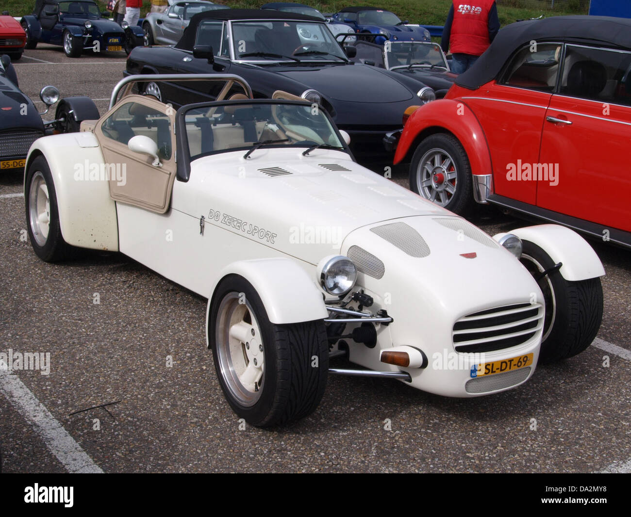 Der DONKERVOORT D8 ZETEC SPORT, der hier auf dem Nationaal Oldtimer Festival in Zandvoort 2010 zu sehen ist, ist ein klassisches Beispiel der niederländischen Automobiltechnik. Das Fahrzeug mit seinem schlanken Design und seiner hohen Leistung war ein Highlight bei der Veranstaltung mit Oldtimern. Stockfoto